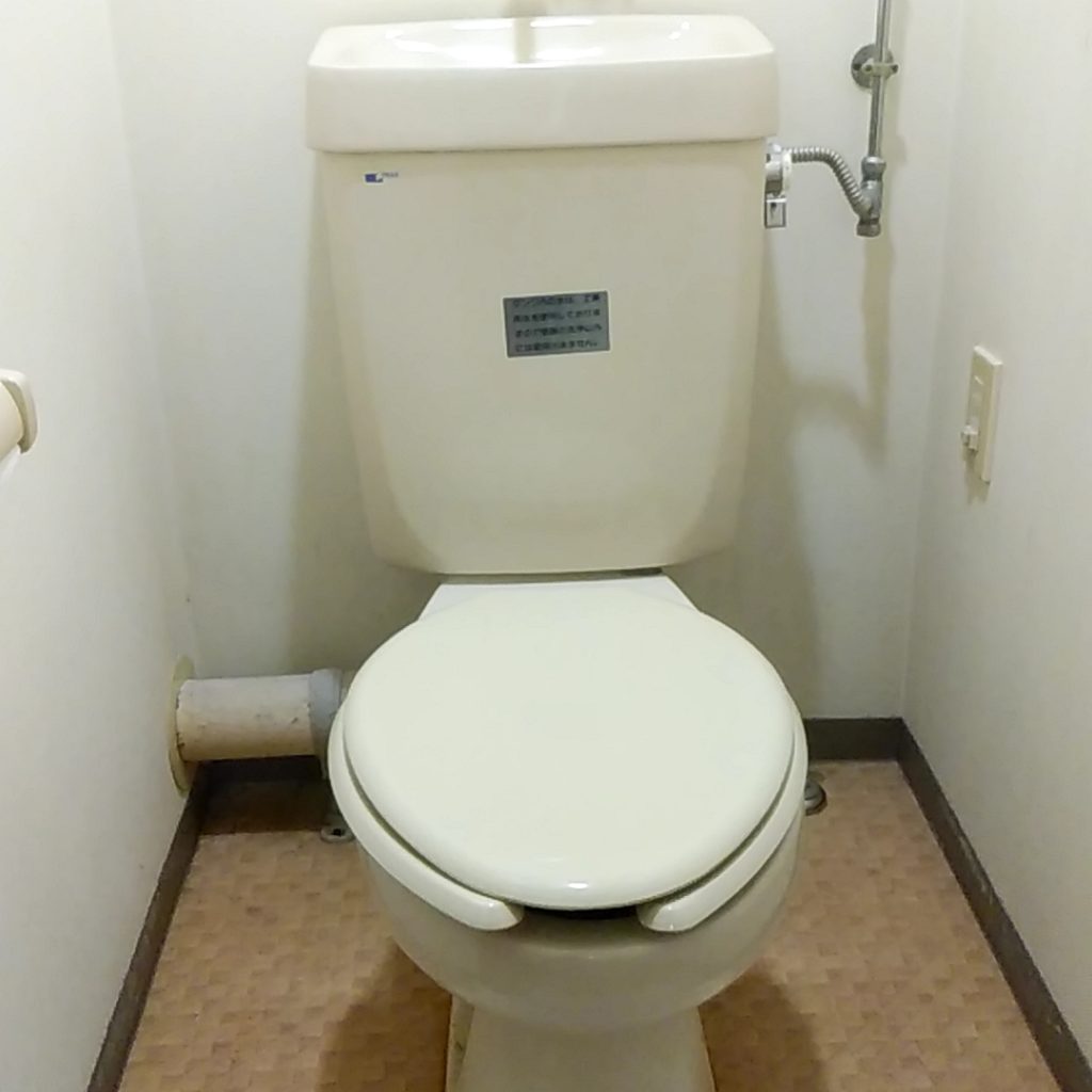 富谷市でトイレタンクの給水管水漏れ修理を行いました。